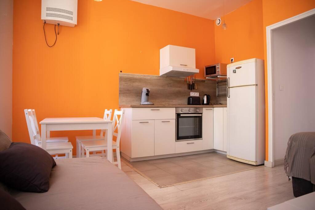 LA FONTAINE NEUVE-AVALLON-4 PERSONNES-1 CHAMBRE-3 LITS-parking-wifi Extérieur photo